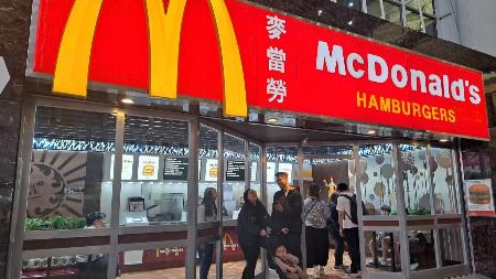 　香港国際空港の到着ロビーに、展示施設として再現された１９７０年代のマクドナルド店舗＝１月１７日