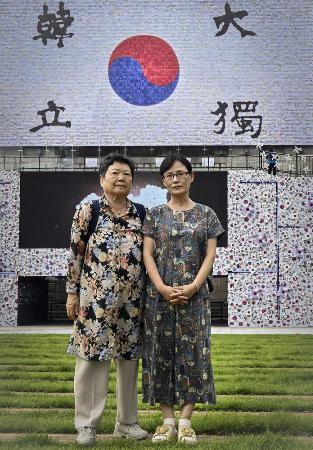 　脱北した川崎栄子（左）と李ソラ＝韓国・ソウル中心部のソウル広場