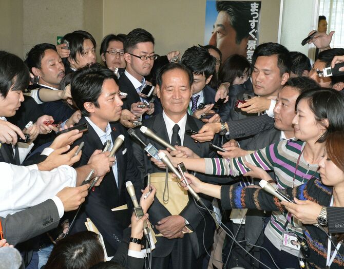 自民党本部で開かれた農林部会などの合同会議を終え、記者に囲まれる西川公也農林水産戦略調査会長＝2015年10月27日、東京・永田町