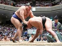 豊昇龍が黒星、右脚負傷