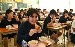 「百年厨房」給食で再現　宇都宮城山地区　小説レシピに舌鼓