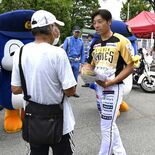 栃木GB選手ら助っ人でチラシなど配布　小山署の広報活動　交通事故や詐欺…