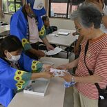 コウノトリ誕生祝い、御朱印カードと缶バッジ配布　野木町観光協会、写真展も