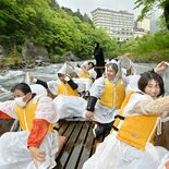 新緑の渓谷美を満喫　鬼怒川ライン下り　迫力の水しぶきに歓声