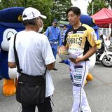 栃木GB選手ら助っ人でチラシなど配布　小山署の広報活動　交通事故や詐欺の防止呼びかけ