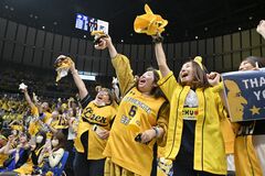 逆転劇に黄色の歓喜爆発　「感無量」ファン大興奮　県内からも画面越し応援　ブレックス３季ぶりＶ　