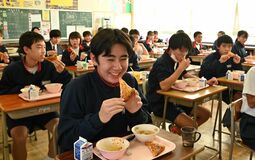 「百年厨房」給食で再現　宇都宮城山地区　小説レシピに舌鼓
