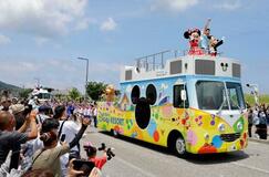 輪島、ディズニーパレードに笑顔