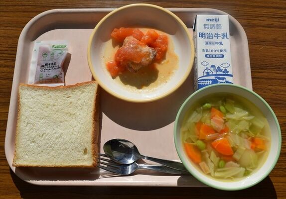特別給食として出された「鶏肉のフレッシュトマトソースがけ」