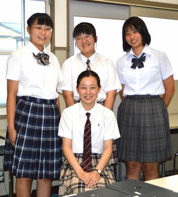 同世代との交流も楽しかったという野本さんと高藤さん、渡辺さん（後列左から）、真部さん＝宇都宮女子高