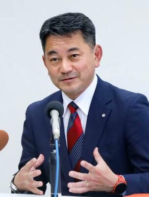 　記者会見する佐賀県有田町の松尾佳昭町長＝３日午後、有田町役場