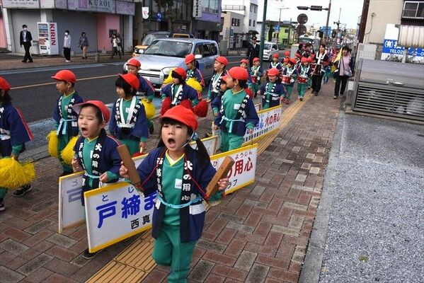 「火の用心」と呼びかけながら歩く園児たち