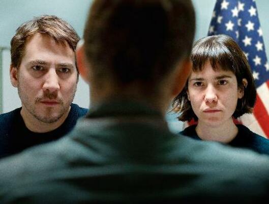 　「入国審査」配給・松竹（ｃ）２０２２　ＺＡＢＲＩＳＫＩＥ　ＦＩＬＭＳ　ＳＬ，　ＢＡＳＱＵＥ　ＦＩＬＭ　ＳＥＲＶＩＣＥＳ　ＳＬ，　ＳＹＧＮＡＴＩＡ　ＳＬ，　ＵＰＯＮ　ＥＮＴＲＹ　ＡＩＥ