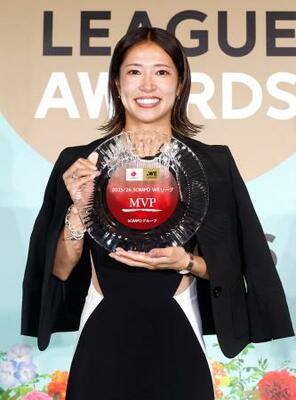 　サッカー女子ＷＥリーグの年間表彰式でＭＶＰに選ばれたＩＮＡＣ神戸の成宮唯＝２６日、東京都内