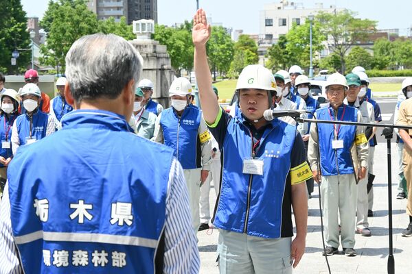 山地災害防止に向け決意表明する大﨑さん＝17日午前、県庁昭和館前