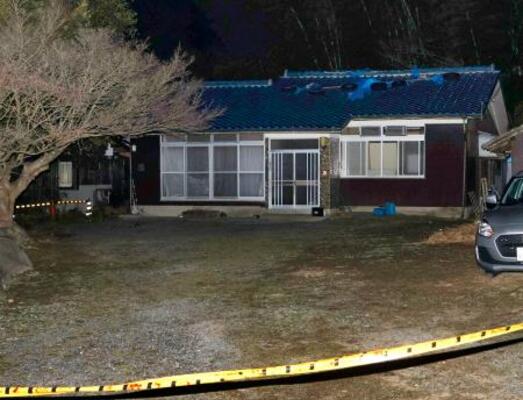 　男性が死亡しているのが見つかった山口県宇部市の民家＝１２日午後１０時５２分