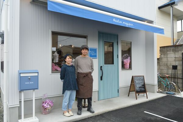 ヨーロッパの田舎のパン屋をイメージしたという店舗と、オーナーの上野宏之さん（右）