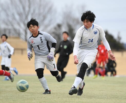 後半12分、ＦＣ栃木（下都賀）の大門（右）がＧＫをかわし、自身２点目を挙げる＝城見ケ丘運動公園サッカー場