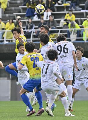 後半追加タイム、空中戦で競り合う栃木ＳＣのＤＦラファエル（中央奥）、ＤＦ平松（左奥）ら＝県グリーンスタジアム、森田大地撮影