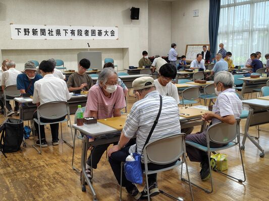 熱戦を繰り広げる参加者たち＝８日午前、宇都宮市宝木本町