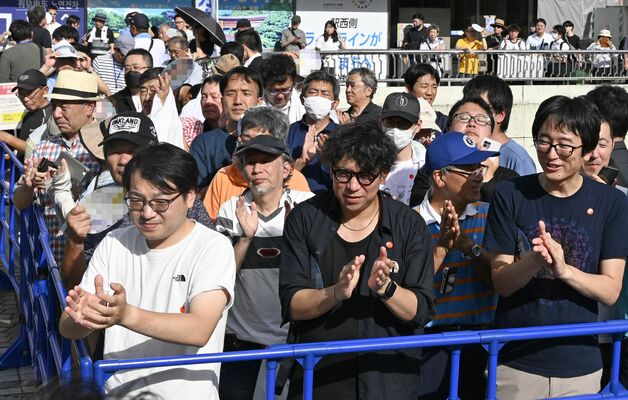選挙戦最終日の候補者の訴えを聞く有権者ら＝19日午後４時、宇都宮市内、大貫茉伊子撮影（画像は一部加工しています）
