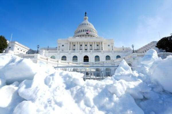 政府閉鎖2日目の米議会と雪の山=1日、ワシントン(ロイター=共同)