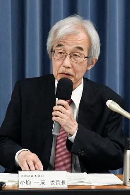 　政府の地震調査委員会の会合後、記者会見する小原一成委員長＝１０日午後、文科省