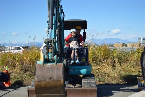 仕事体験をする子ども