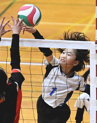 女子 瑞穂野南-山前南決勝 第1セット、瑞穂野南・鶴見がフェイント=益子町総合体育館