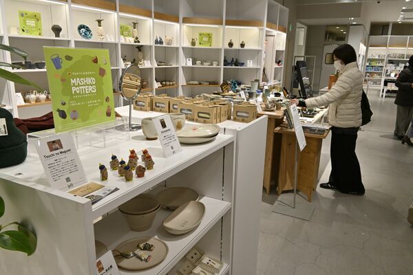 益子焼の展示販売が行われている銀座ロフトの会場＝東京都中央区