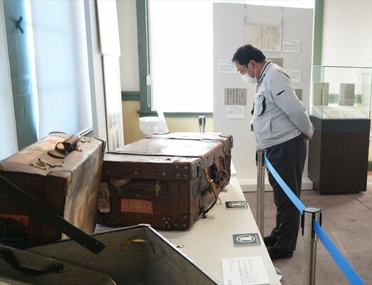 展示されている田村が使用した旅行かばんなど