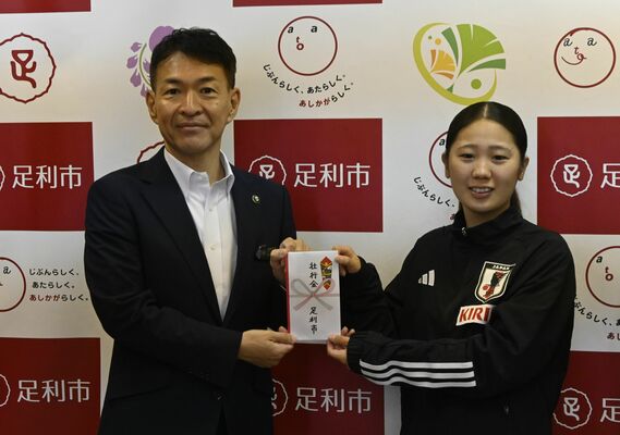 早川市長（左）から壮行金を受け取る増田さん