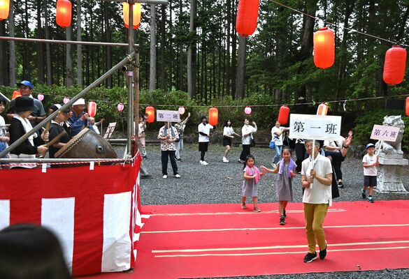 盆踊りを楽しむ参加者たち