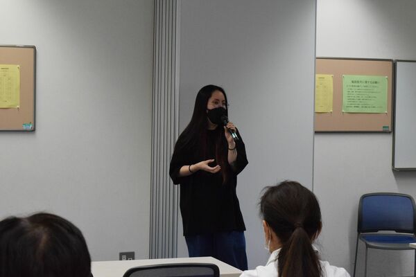 虐待を受けた自身の経験を語る風間さん＝18日午後、宇都宮市馬場通り４丁目