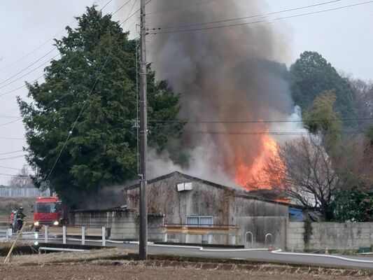 宇都宮市新里町で発生した建物火災＝30日午前、宇都宮市新里町乙