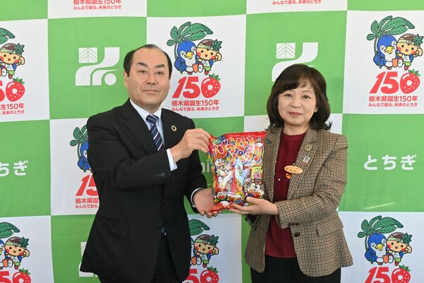 野原部長（右）に菓子を贈呈する矢吹総務室長＝22日午前、県庁
