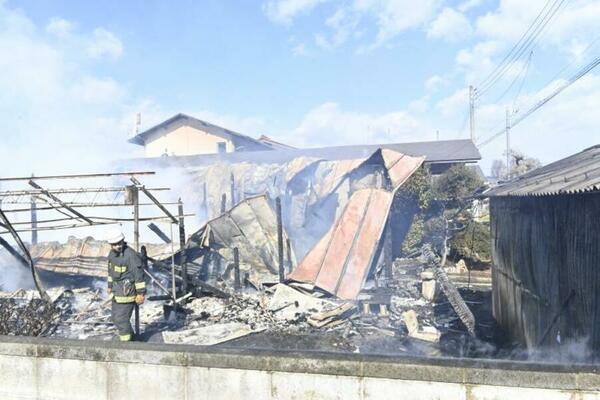 住宅を全焼するなどし、焼け跡から遺体が見つかった火災現場＝25日午前11時55分、下野市川中子