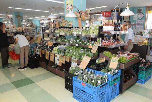 地元産の野菜などが並ぶ直売所