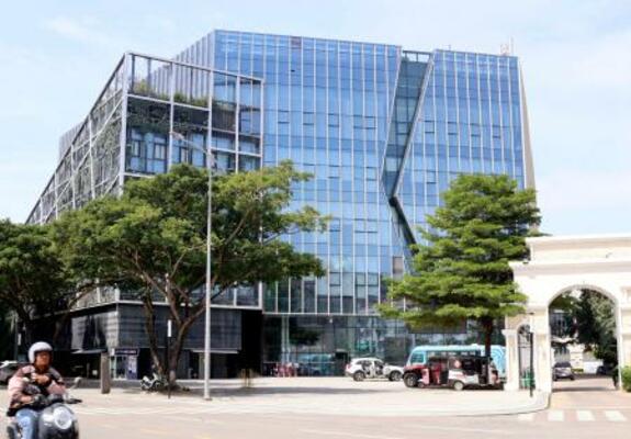 　「プリンス・ホールディング・グループ」が本社としていたプノンペンのビル＝１４日（共同）