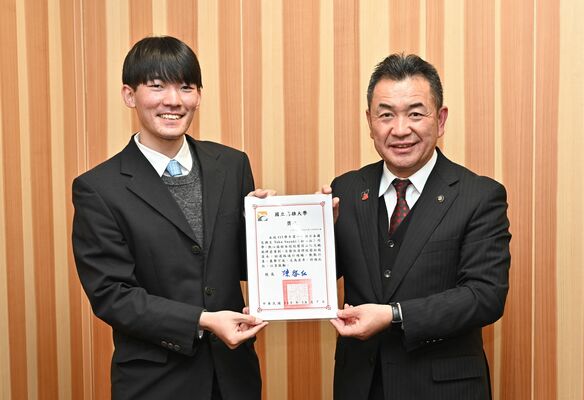 松井市長（右）を表敬した鈴木さん