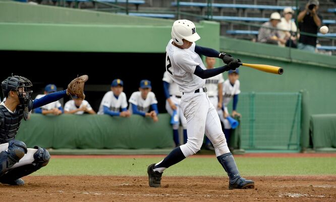５回、佐野日大の遠藤が右前に２点適時打を放つ＝清原