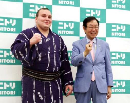 「ウクライナ避難民との交流懇親会」に出席し、ニトリホールディングスの似鳥昭雄会長(右)と写真に納まる大相撲の安青錦=1日、東京都内