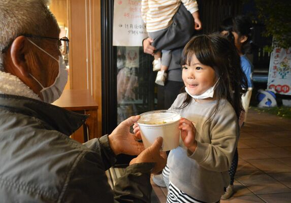 子ども食堂で食事を受け取る子ども