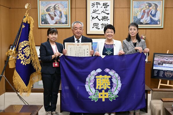 感謝状を受け取った茂呂会長(中央左)
