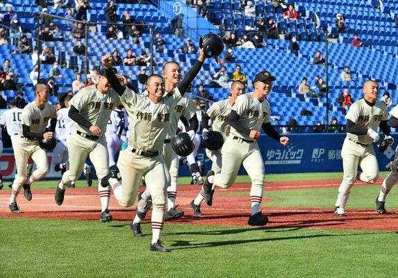 明治神宮大会準々決勝で北海に逆転勝ちし初の４強入りを決め、笑顔で応援席に駆け出す作新ナイン＝11月16日、神宮球場
