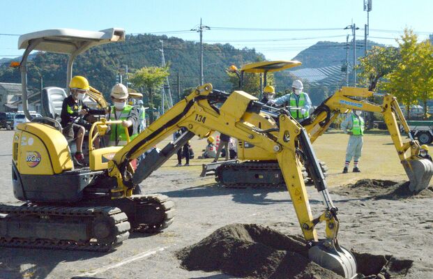 重機の操作を体験する児童ら