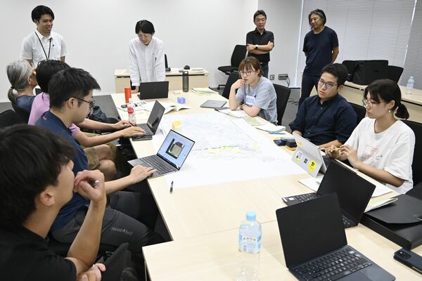 市の景観デザインについて意見を交わす研究者ら