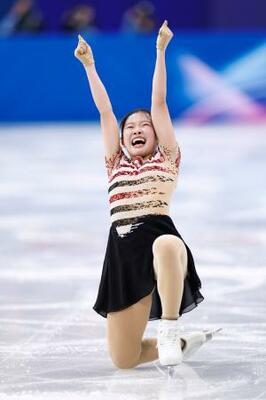 女子SPの演技を終え、ガッツポーズする中井亜美=ミラノ(共同)