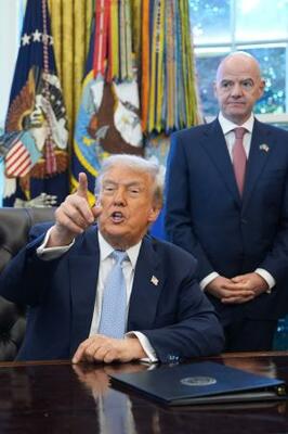 記者団と話すトランプ米大統領(左)と、FIFAのインファンティノ会長=17日、ワシントンのホワイトハウス(AP=共同)