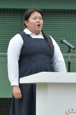 開会式リハーサルに臨む竹川さん